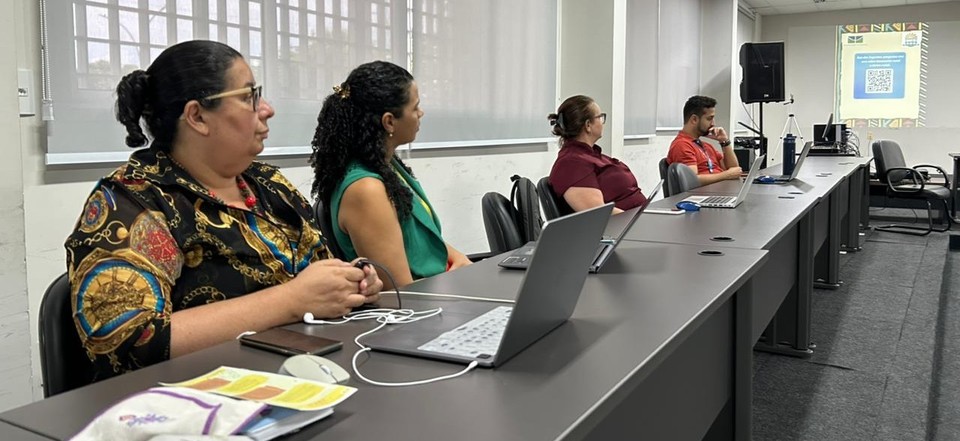 Para Núbia Santos (1ª à esq.) o foco é o pertencimento e o estudante deve conhecer seus direitos e ocupar o espaço universitário (Foto: Anne Karoline/Sucom)